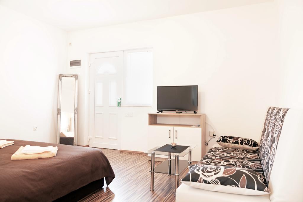Apartment & Room Toma 斯莫利亚纳茨 外观 照片