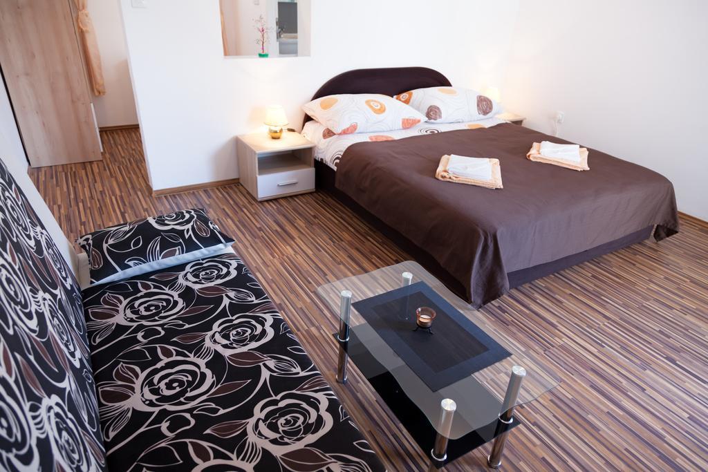 Apartment & Room Toma 斯莫利亚纳茨 外观 照片